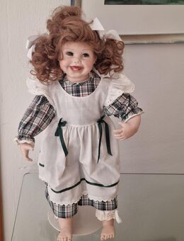 Porzellanpuppe mit hochwertiger Kleidung, 60cm mit Puppenständer - Wörth (Rhein)