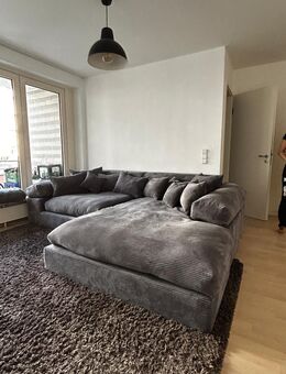 Graues Ecksofa mit Kissen aus weichem Cordstoff - Rellingen