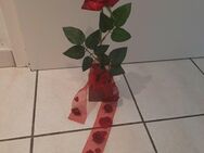 Kunstblume Kunstrose Dekoration Deko Rose in Vase mit Schleife - rot -Handarbeit - Essen