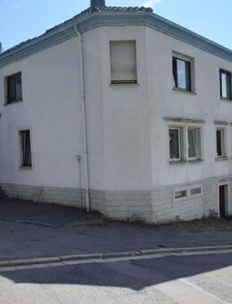 Teilweise renovierte, freistehende Immobilie mit 3 Wohnungen in Spiesen-Elversberg zu verkaufen - Spiesen-Elversberg