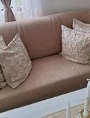Sofas 3er,2er,einer mit 4kissen und eine Couttisch in 22047