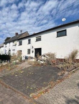 Sanierungsbedürftiges Einfamilienhaus mit PKW-Außenstellplatz und Balkon in Schenkelberg - Schenkelberg