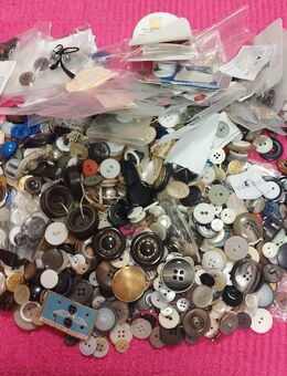 Knöpfe gemischt 930g verschiedene Größen und Farben - Kerken