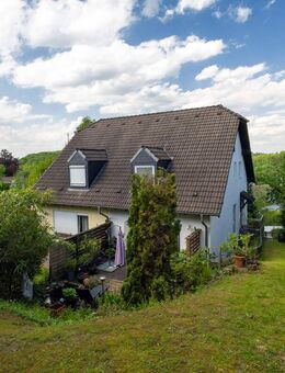 Overath-Steinenbrück: Einfamilienhaus mit Einliegerwohnung, jeweils mit Terrasse und Garten - Overath