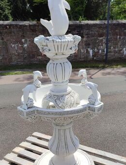 Stimmungsvoller Springbrunnen aus Beton / Stein mit Delfinmotiv NEU - Hergisdorf