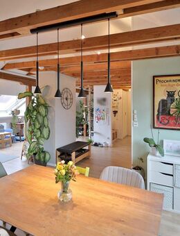 Weststadt-Highlight: Lichtdurchflutete 3,5-Zimmer-Dachgeschosswohnung mit Balkon und Stellplatz - Karlsruhe