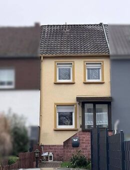 Ensdorf: Schönes Reihenmittelhaus mit ca. 80m² Wfl., Stellplatz und kleinem Garten - Ensdorf (Saarland)