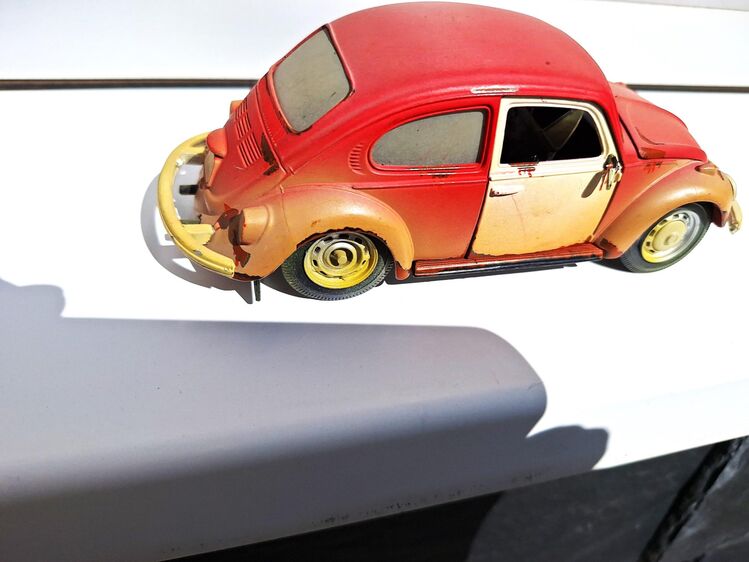 Maisto 1:24--VW Käfer 1303 auf Schrottplatz getrimmt. Orginal . - Meckenheim