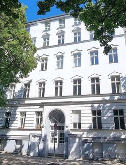 Nahe Schloss Charlottenburg; sehr ruhige, helle und gepflegte 3-Zimmer Altbau-Wohnung mit Balkon - Berlin