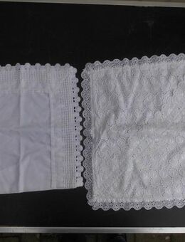 2 Kissenhüllen Kissenbezüge weiß Lochmuster Volant Spitze Deko zus. 5,- - Flensburg