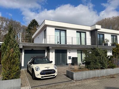Exklusive Doppelhaushälfte mit Dachterrasse, Garten und Garage!