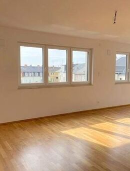 Geräumige, tolle Wohnung im 6.OG mit Loggia, hochwertiger Einbauküche, Parkett und Badewanne/Dusche - Dresden