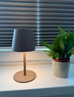 LUMO SAND – MODERNE AKKU-TISCHLAMPE IN GRAU-BEIGE MIT WARMEM LICHT - Langenberg
