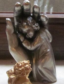Schützende Hand über Kind, silberfarben, schwer - München