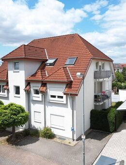 Moderne, helle Dachgeschosswohnung mit Balkon in gepflegtem 6-Parteienhaus! - Oftersheim