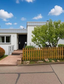 Bungalow mit Einliegerwohnung, uneinsehbarer Terrasse und Einzelgarage - Freiberg (Neckar)