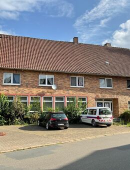 Zweigeschossiges Wohn- und Geschäftshaus mit Nebengebäude und vielen Stellplätzen - Kalefeld