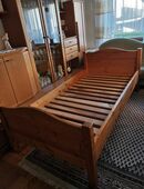 Massives Kiefernholzbett mit Lattenrost in 97776