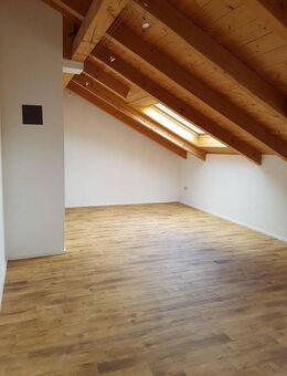 Helle, großzügige Dachgeschosswohnung mit Balkon (ruhig und doch zentral) - Bad Aibling