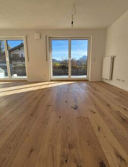 Exklusiver Erstbezug: Erdgeschosswohnung mit Erker, großzügiger Hochterrasse und privatem Südgarten - Oberaudorf
