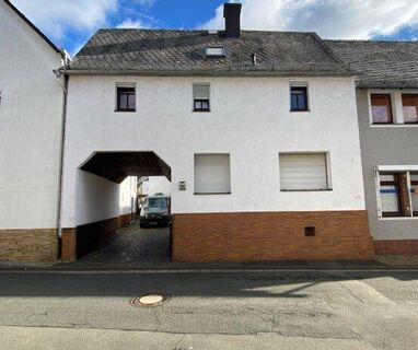 Zwei Häuser ein Zuhause: Doppeltes Wohnglück vereint durch großzügigen Innenhof