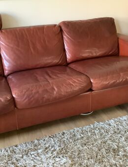 Ledersofa Dreisitzer mit Nackenrolle & Sessel & Fußhocker - Frechen