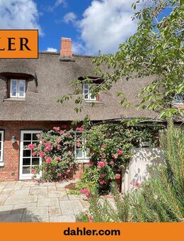 Komplett saniert --- Wohnen unter Reet --- in einem historischen Friesenhaus mit Kaminofen, 2 Bädern und schönem Südgarten - Wyk (Föhr)