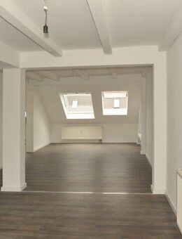 Tolle 2,5 Zimmer-Dachgeschoss WE mit EBK und Aufzug mit sehr schöner Ausstattung!! - Zwickau