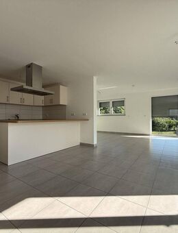 Moderne 2-Zimmer-Wohnung mit großzügiger Dachterrasse und grünem Ausblick - Rastatt