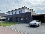 Neuwertiges Doppelhaus mit jeweils 4 Zimmern, Carport, Garten, Balkon und gehobener Ausstattung - Saterland