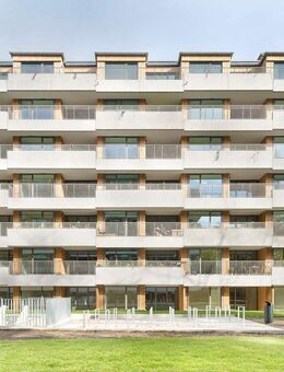 Immergrün - 2 Zimmer mit großem Balkon, Parkett und EBK - Berlin