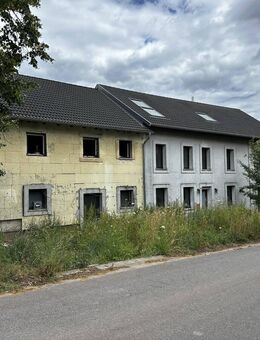 Aus Bankverwertung: zwei teilrenovierte Wohnhäuser mit mehreren Wohneinheiten und großem Grundstück - Perl