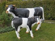 Kuhfamilie lebensgroß aufrecht schauend Gartendeko Tierfiguren - Hergisdorf