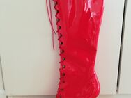 Unisex / Männer Kniehohe rote Fetisch Lack Stiefel Stiletto-Absatz Gr. 43 - Bonn