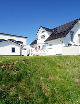 Modernes und freistehendes Einfamilienhaus mit Einliegerwohnung in idyllischer Randlage von Mahlstetten - Mahlstetten