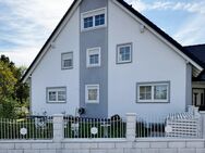 Geräumiges Zweifamilienhaus in Adelsdorf mit 324m², Pool und modernen Annehmlichkeiten - Adelsdorf