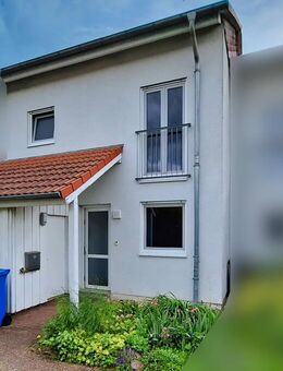 Familienfreundliches Reihenhaus mit hellen Räumen und gemütlichem Garten in Merseburg/Freiimfelde. - Merseburg