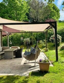 Familienglück und Luxus vereint - Großes Haus mit Garten - Täferrot