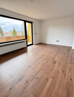 Ohne Provision, mit großem Balkon und Carport - Sanierte 5-Zimmer EG-Wohnung - Baunach