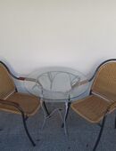 Gartentisch mit Glasplatte und 4 Stapelstühle in 66839