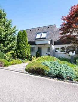 Großzügiges Einfamilienhaus mit Einliegerwohnung, Pool und traumhaftem Garten in WT-Gurtweil - Waldshut-Tiengen