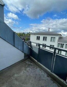 Auszubildende und Studenten-WGs-4-Zimmer-Dachgeschosswohnung mit zwei Balkonen - Osnabrück