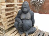 Affe Gorilla sitzend Dekofigur für Haus und Garten - Hergisdorf