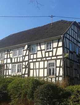 Westerwald: Charaktervolles, großes Fachwerk-Gebäude mit tollem Gartengrundstück und 3er-Garage - Mehren (Landkreis Altenkirchen (Westerwald))