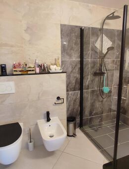Schicke neuwertige 2-Zi.-EG-Whg. mit Balkon, EBK u. TG-Platz! - Calw