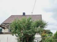 Gemeinde Brandscheid: Freistehende Immobilie mit Garten und Garagen - Brandscheid (Landkreis Westerwaldkreis)