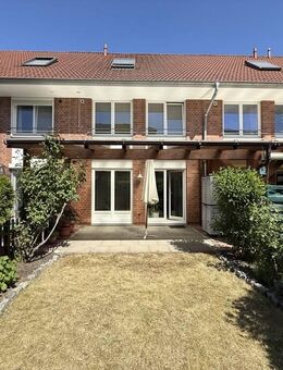 Verden, zentral und ruhig: Energieeffizientes Reihenhaus mit nettem Garten und Tiefgaragenstellplatz - Verden (Aller)