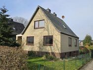 -Gepflegtes Einfamilienhaus mit Garage und Vollkeller - - Reinfeld (Holstein)