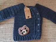 Gehäkelte Babystrickjacke in marine - Helmstedt