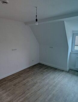 *Sanierte 2-Zimmer-Wohnung im Dachgeschoss* - Erlenbach (Main)